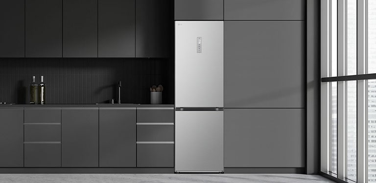 Moderni keittiö, jossa jääkaappi sulautuu keittiökaapistoon ja näyttää sisäänrakennetulta mallilta.