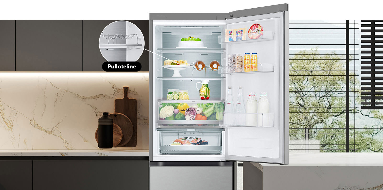 Avoinna oleva jääkaappi, jonka hyllyt on täytetty tuoreilla elintarvikkeilla. Jääkaapissa näkyy viinipulloteline ja taittuva hylly.