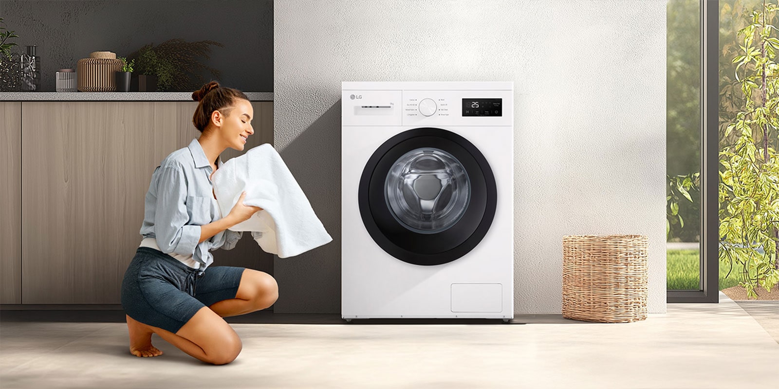 Nainen polvillaan pesukoneen edessä olohuoneessa puhdasta vilttiä pidelleen