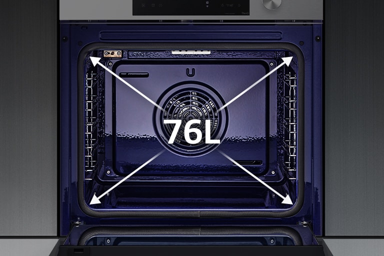 Kuva näyttää uunin laajan sisätilan.