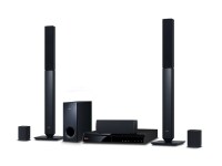 5.1-kanavainen 3D-kotiteatterijärjestelmä. SMART Blu-Ray -soitin ja DLNA. Edessä pystykaiuttimet. Käynnistys 5 sekunnissa.1