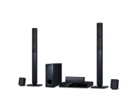 5.1-kanavainen 3D-kotiteatterijärjestelmä. SMART Blu-Ray -soitin ja DLNA. Edessä pystykaiuttimet. Käynnistys 5 sekunnissa.1