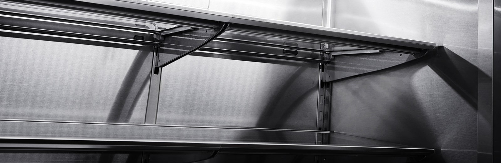 Vaakasuuntainen lähikuva LG SIGNATURE -jääkaapin ruostumattomasta teräksestä valmistetuista sisäseinistä.