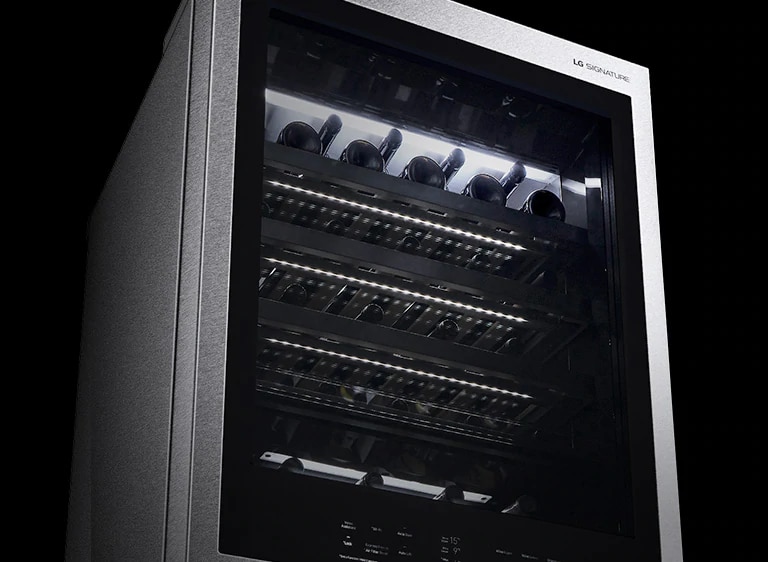 Lähikuva LG SIGNATURE -viinikylmiön valaistuksesta jokaisen hyllyn alla.
