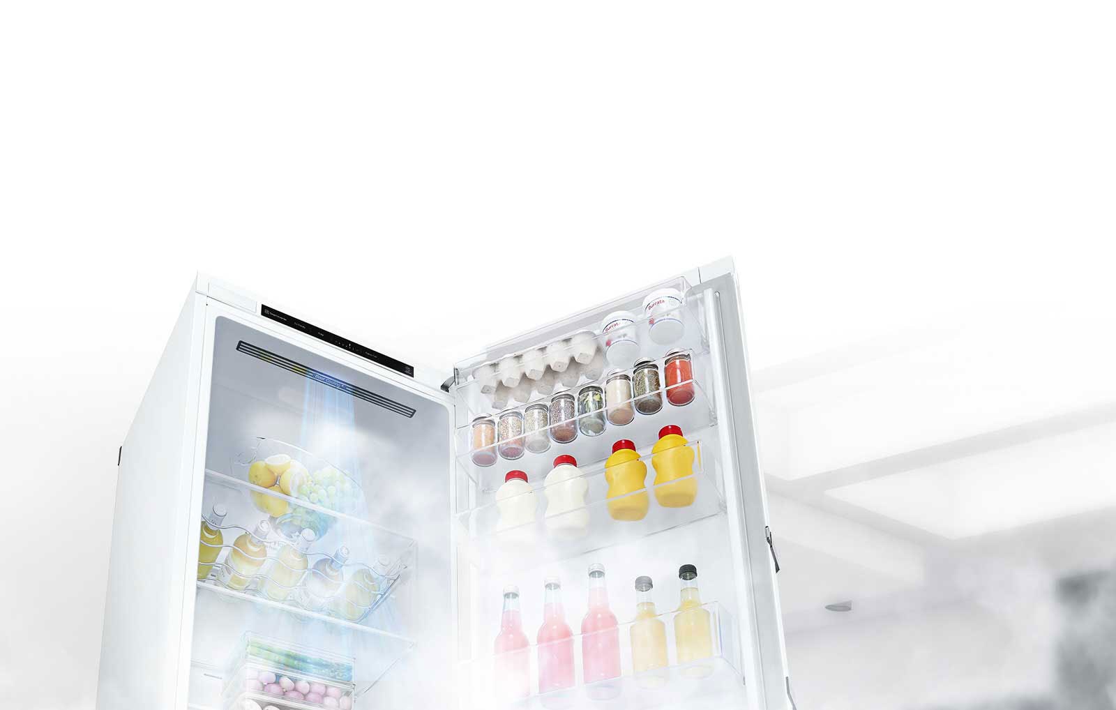 Sivunäkymä jääkaapista avoinna ja täynnä elintarvikkeita. Sisäpuolen yläosasta puhaltaa valkoista ilmaa kaikkien elintarvikkeiden ympärille, jolloin nämä pysyvät viileinä.