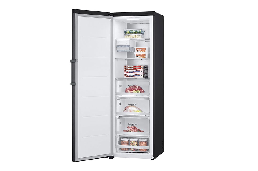 LG 324L Vapaasti seisova pakastin (Matte Black) - Energialuokka D, Total No Frost, Express Freeze, Perspektiivinäkymä oikealta avoinna ruokaa, GFM61MCCSF, thumbnail 12