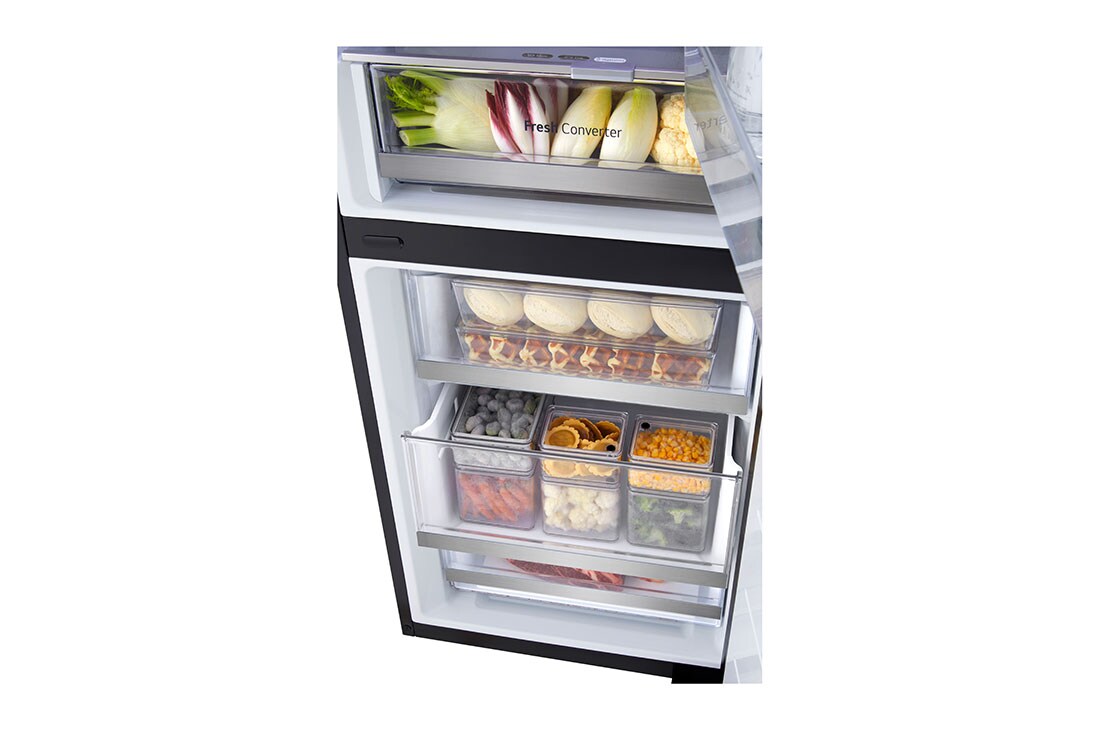 LG 186M 352L Jääkaappipakastimet(Essence Black) - Energialuokka D, InstaView™, Nature Fresh, Door Cooling+™ Smart Diagnosis™ kanssa Wi-Fi, detailed bottom view with food stored, GBG7190CEV, thumbnail 10