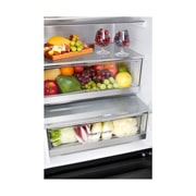 LG 186M 349L Jääkaappipakastimet(Essence Black) - Energialuokka C, InstaView™, Nature Fresh, Door Cooling+™ Smart Diagnosis™ Wi-Fi, drawer view with food stored, GBG5160CEV, thumbnail 7