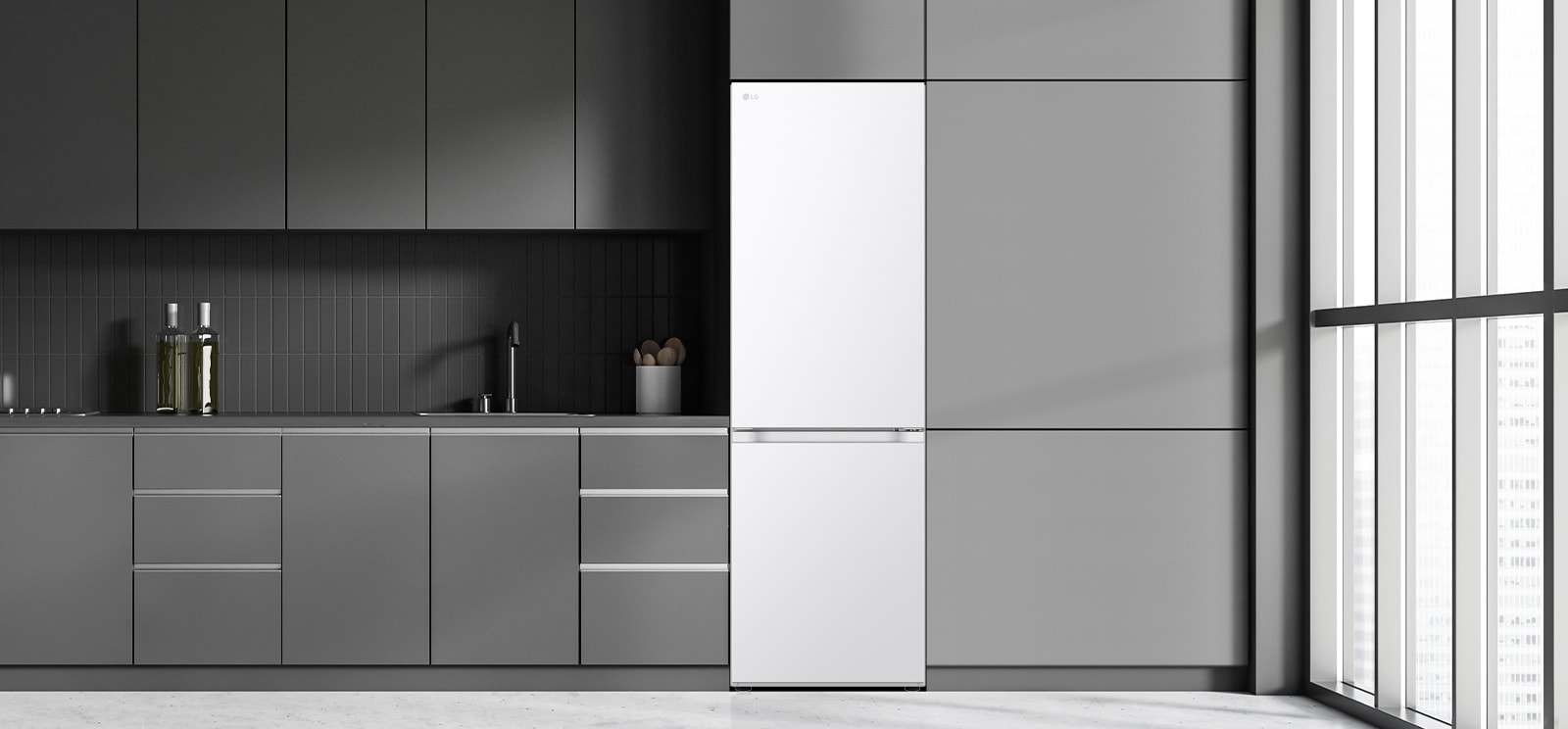 Moderni keittiö, jossa jääkaappi sulautuu keittiökaapistoon ja näyttää sisäänrakennetulta mallilta.