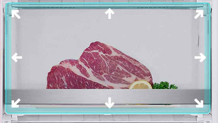 Lähikuva suuresta pakastustilasta, jossa on kookkaita pakastettuja lihapaloja.