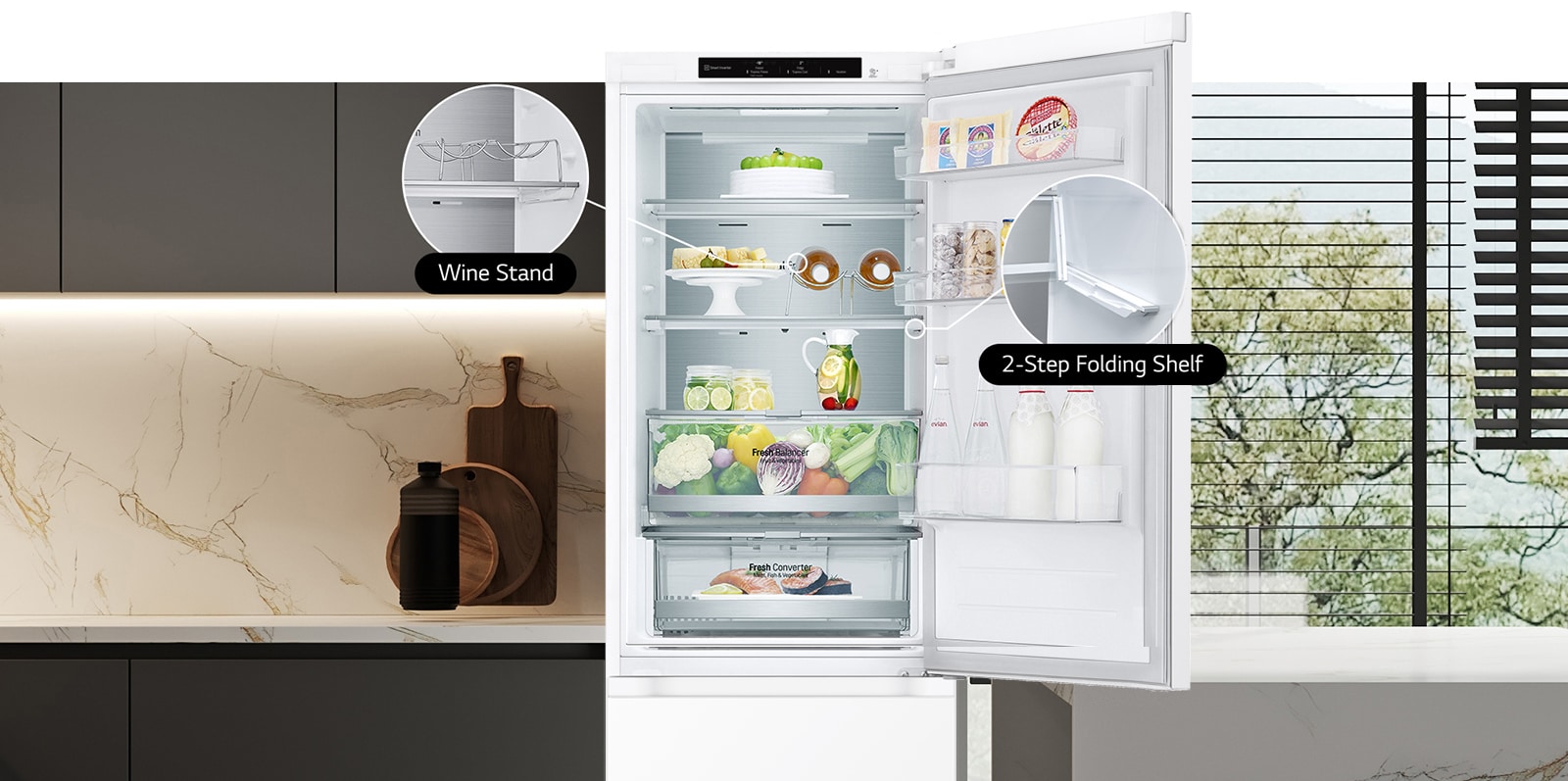 Avoinna oleva jääkaappi, jonka hyllyt on täytetty tuoreilla elintarvikkeilla. Jääkaapissa näkyy viinipulloteline ja taittuva hylly.