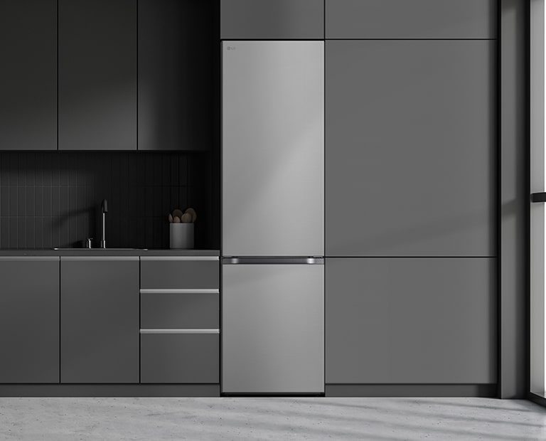 Moderni keittiö, jossa jääkaappi sulautuu keittiökaapistoon ja näyttää sisäänrakennetulta mallilta.