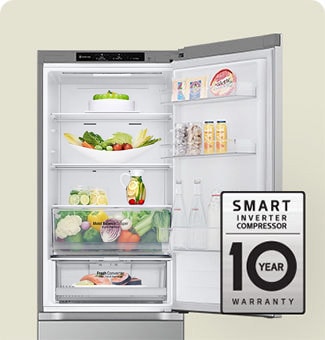 Avoinna oleva jääkaappi, jonka hyllyt on täytetty tuoreilla elintarvikkeilla ja jossa on älykkään taajuusmuuttajakompressorin 10 vuoden takuuetiketti.