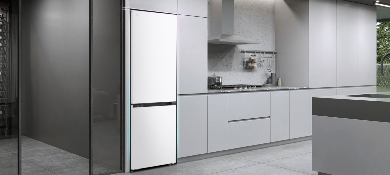 LG Matte Black jääkaappipakastin (GBBS726CPY) integroituna harmaisiin keittiönkaappeihin; vasemmalla viinikaappi ja oikealla välineitä