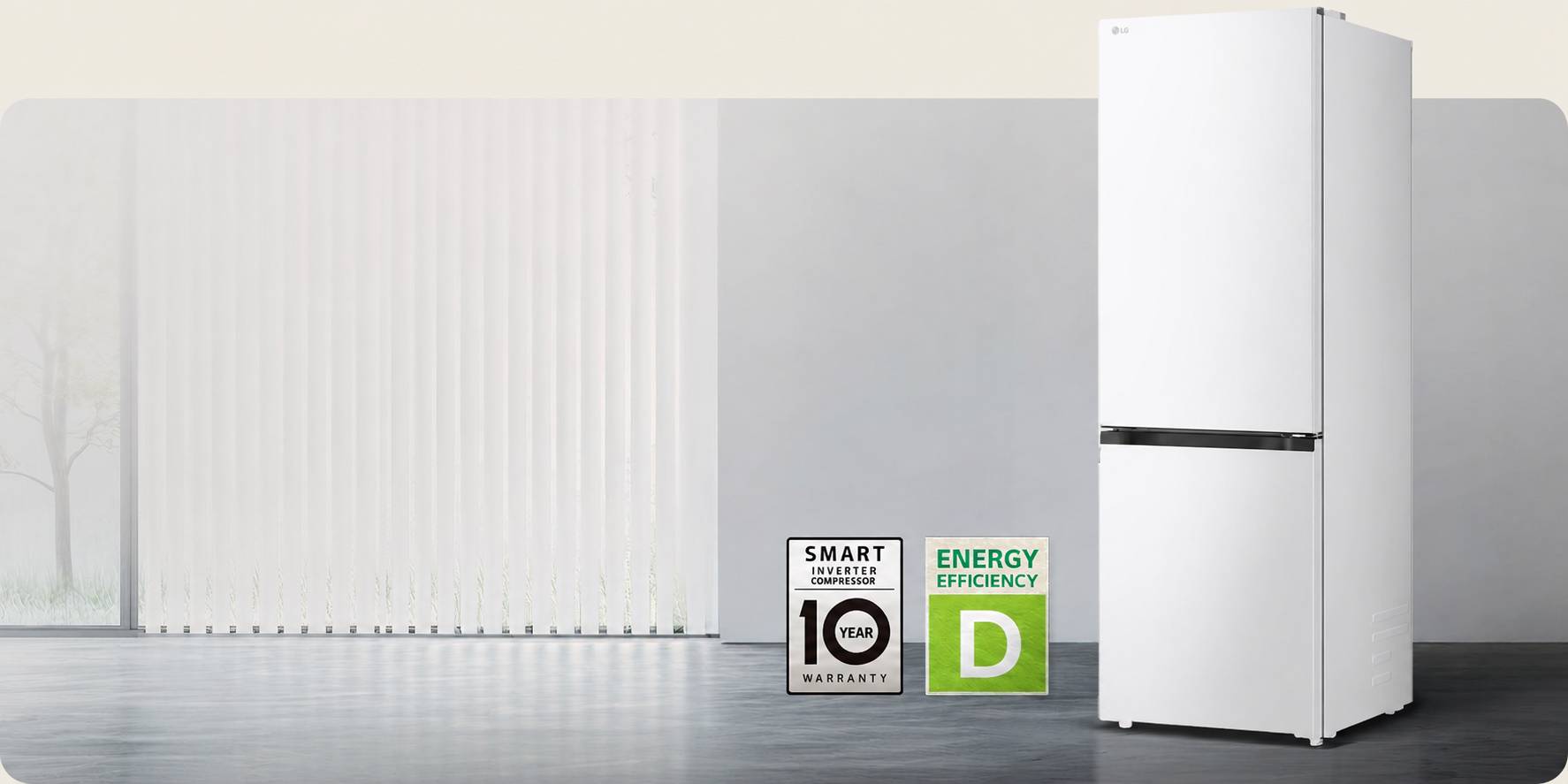 LG-jääkaappipakastin (GBBS726CPY) matte black edestä kirkkaassa huoneessa, jossa pystykaihtimet; 10 v. kompressorin takuu- & energiatehokkuus C -kuvake alla