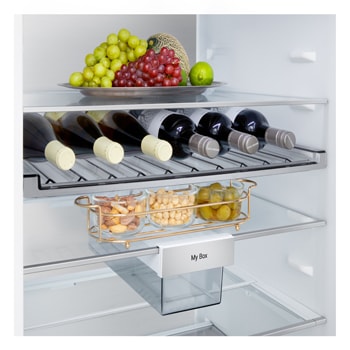LG 1.86m 333L Jääkaappipakastin (Valkoinen) | Energialuokka D, Door Cooling+™ ja Smart Diagnosis™ Wi-Fi-yhteydellä, Lähikuva LG-jääkaappipakastimen (GBBS726CPY) viinitelineestä, jossa on 4 pulloa ja macaron-laatikko; teline on suurennettu pyöreään kuvaan, GBBS514DSW, thumbnail 7