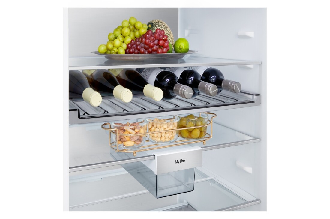 LG 1.86m 333L Jääkaappipakastin (Valkoinen) | Energialuokka D, Door Cooling+™ ja Smart Diagnosis™ Wi-Fi-yhteydellä, Lähikuva LG-jääkaappipakastimen (GBBS726CPY) viinitelineestä, jossa on 4 pulloa ja macaron-laatikko; teline on suurennettu pyöreään kuvaan, GBBS514DSW, thumbnail 7