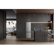LG 1.86m 333L Jääkaappipakastin (Valkoinen) | Energialuokka D, Door Cooling+™ ja Smart Diagnosis™ Wi-Fi-yhteydellä, LG-jääkaappipakastin (GBBS726CPY) integroituna tummanruskeaan kaapistoon; vasemmalla on ikkuna ja sohva; oikealla tiskiallas, GBBS514DSW, thumbnail 14