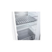 LG 2.03M 375L Jääkaappipakastin (Valkoinen) | Energialuokka D, Door Cooling+™ ja Smart Diagnosis™ Wi-Fi-yhteydellä, Lähikuva LG-jääkaappipakastimen (GBBS726CPY) viinitelineestä, jossa on 4 pulloa ja macaron-laatikko; teline on suurennettu pyöreään kuvaan, GBBS524DSW, thumbnail 7