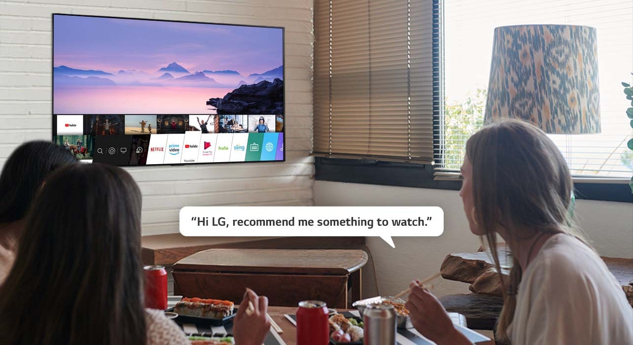 Kolme naista syö sushia, ja yksi heistä kysyy LG:n TV:ltä suosituksia katsottavista ohjelmista
