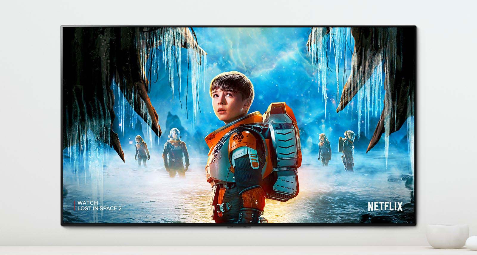 Kohtaus sarjasta Lost in Space 2, jossa päähenkilöt tuijottavat tiiviisti TV-ruutua.