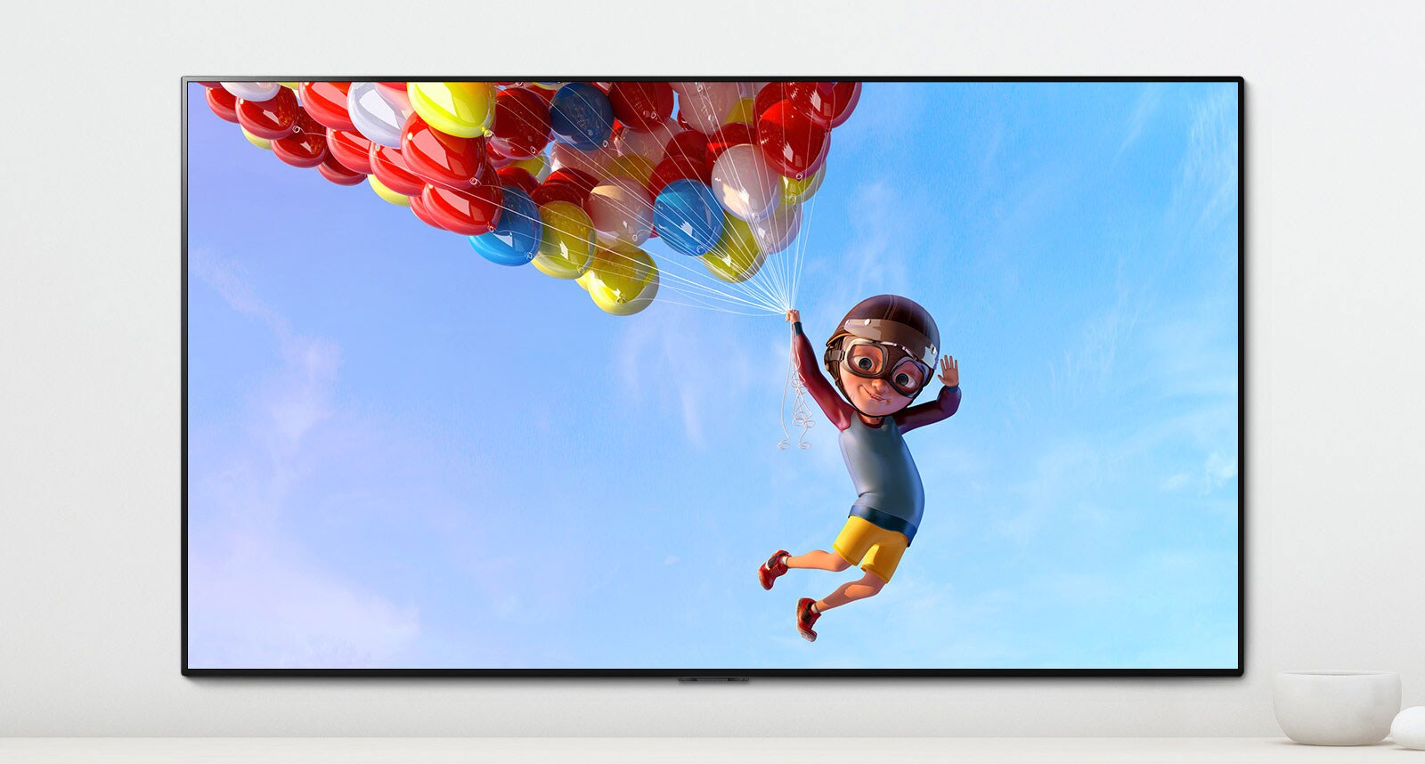 Kohtaus animaatiosta, jossa TV-ruudulla näkyy lapsi roikkumassa taivaalla värikkäistä ilmapalloista