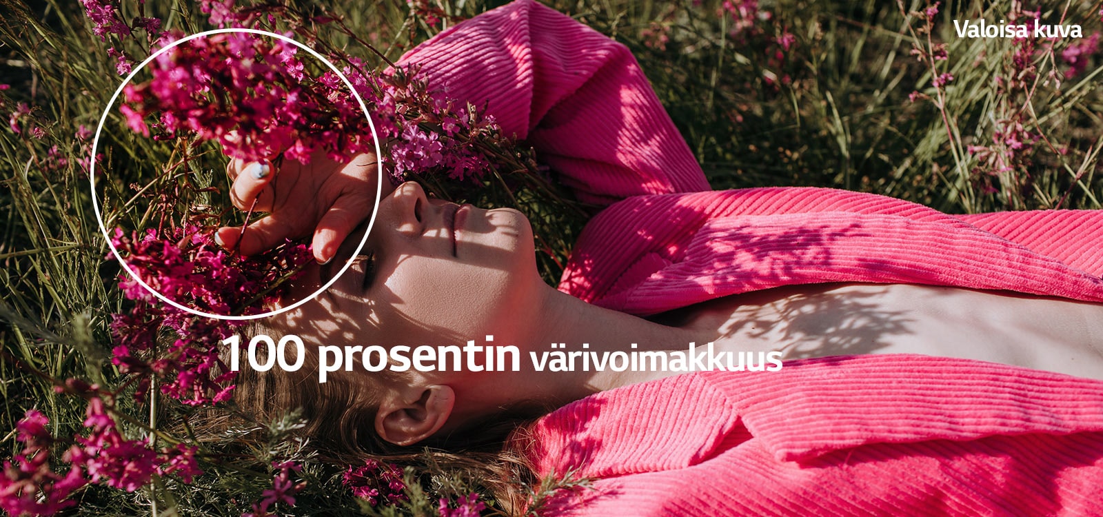 Videolla nuori tyttö varjostaa kädellään silmiään pellolla, jolla kasvaa ruohoa ja vaaleanpunaisia kukkia. Kun videota toistetaan, värit muuttuvat täyteläisimmiksi, kun värivoimakkuuden osoitin siirtyy 70 prosentista 100 prosenttiin.