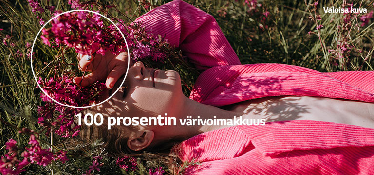 Videolla nuori tyttö varjostaa kädellään silmiään pellolla, jolla kasvaa ruohoa ja vaaleanpunaisia kukkia. Kun videota toistetaan, värit muuttuvat täyteläisimmiksi, kun värivoimakkuuden osoitin siirtyy 70 prosentista 100 prosenttiin.