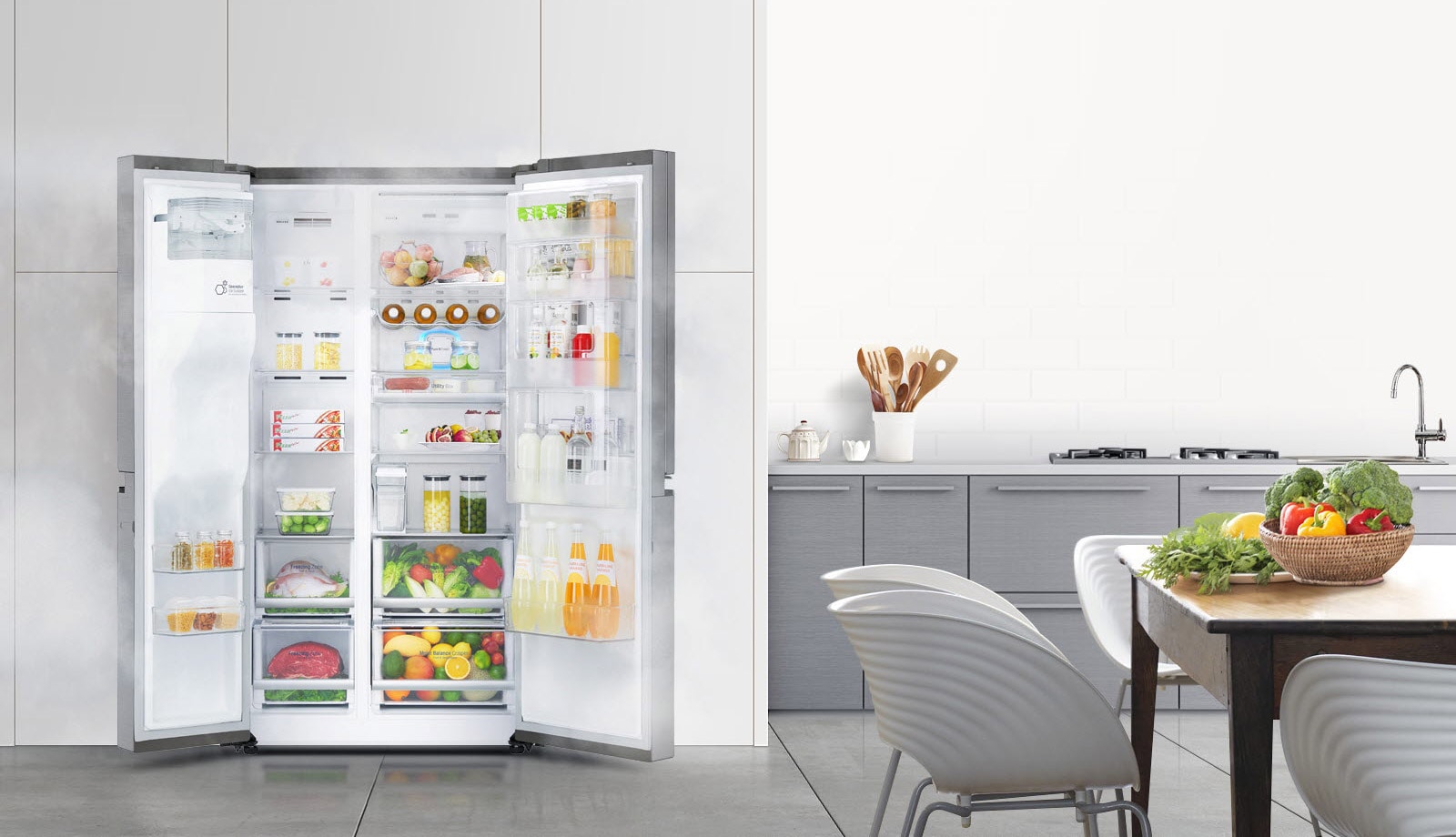 Jääkaappi näytetään edestä molemmat ovet auki ja hyllyt täynnä, hento höyry tulee ulos kaapista kertoen, että se on kylmä.