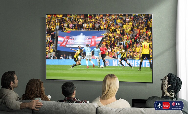 Kaksi miestä hurraa katsellessaan jalkapallo-ottelua Nanocell TV:stä.