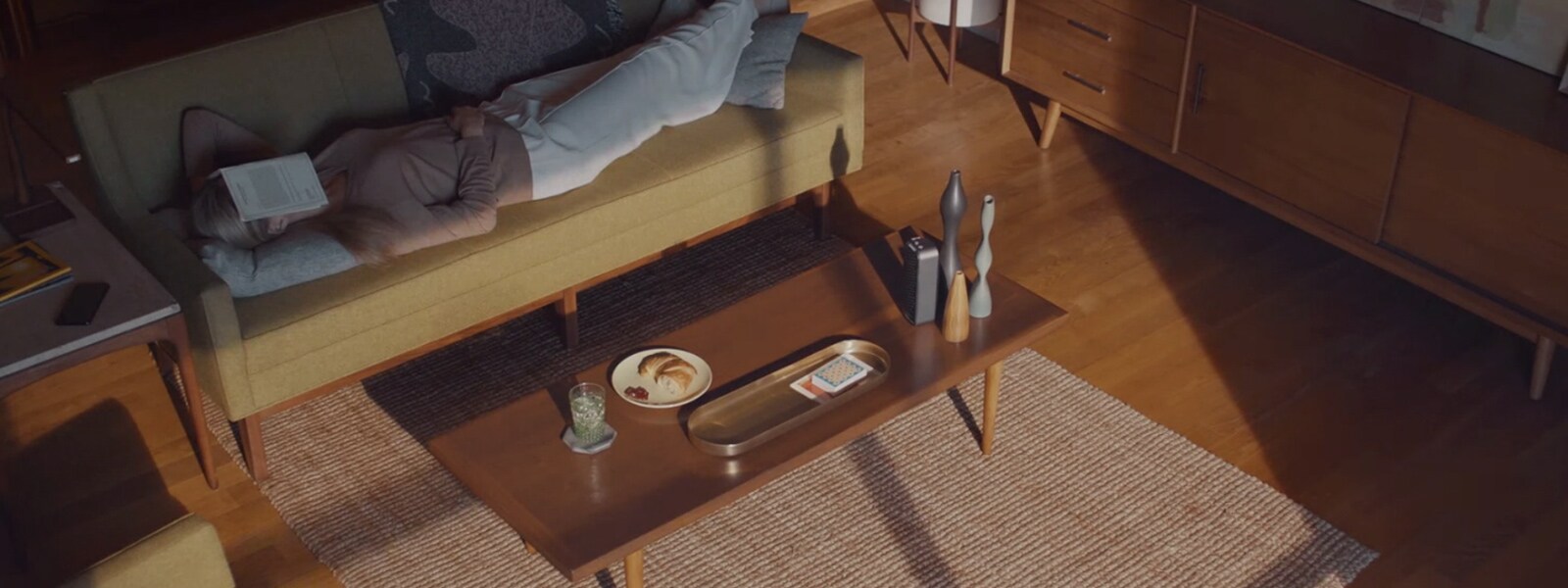 Videon alussa näkyy sohvan reunalta pudonnut käsi, jonka ylitse liikkuu varjo. Kuva siirtyy näyttämään sohvalla makaavaa, nokosilla olevaa naista. Seuraavaksi tulee kuva LG Dual Inverter -ilmastointilaitteesta, joka kytkeytyy päälle. Sitten videolla näkyy LG-ilmanpuhdistin, joka kytkeytyy päälle huoneen toisella puolella. Seuraavaksi video siirtyy keittiöön, jossa zoomaus laajenee LG-astianpesukoneesta koko keittiöön. Seuraavassa kuvassa on LG-robottipölynimuri, joka liikkuu olohuoneen lattian poikki. Seuravaksi kuvassa näytetään keittiöön asennetut LG-liesi ja -uuni, minkä jälkeen videolla näkyy LG Instaview -jääkaappi sivusta kuvattuna. Video siirtyy näyttämään LG-pesukonetta ja -kuivausrumpua, jotka ovat käynnissä. Seuraavaksi kuvassa näkyy käsi, jossa on puhelin. Puhelimessa on avoinna LG ThinQ -sovellus ja peukalo painaa painiketta, joka kytkee uunin pois päältä. Sitten kuvassa näkyy makuulla oleva nainen, joka puhuu tekoälykaiuttimeen. Kuva siirtyy näyttämään televisiota, jonka oikeaan yläkulmaan ilmestyy viesti. Viestissä kerrotaan, että jääkaapin ovi on jäänyt auki. Lopuksi videolla näytetään samaa naista nukkumassa sängyssä. Hänen ympärilleen sängylle ja lattialla on levinnyt muroja, ja kuvaan ilmestyy robotti-imuri siivoamaan ne. 