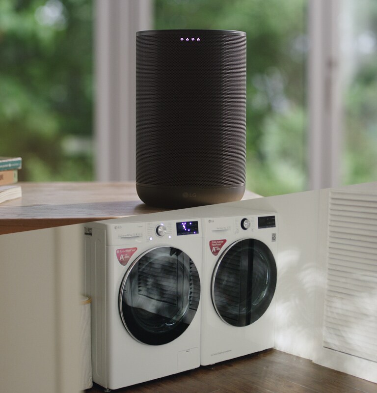 Toisto/tauko-kuvake on näytön alareunassa kolmen pisteen yläpuolella. Toinen piste on korostettu merkiksi siitä, että tämä on toinen video kolmen videon sarjasta. Videon alussa hämmentyneeltä näyttävä nainen kävelee sohvalla istuvan aviomiehensä luo. Aviomies sanoo jotain rauhoittaakseen naista. Lähellä oleva tekoälykaiutin kuulee heidän komentonsa, ja videokuva siirtyy näyttämään LG-pesukonetta ja -kuivausrumpua kodinhoitohuoneessa.