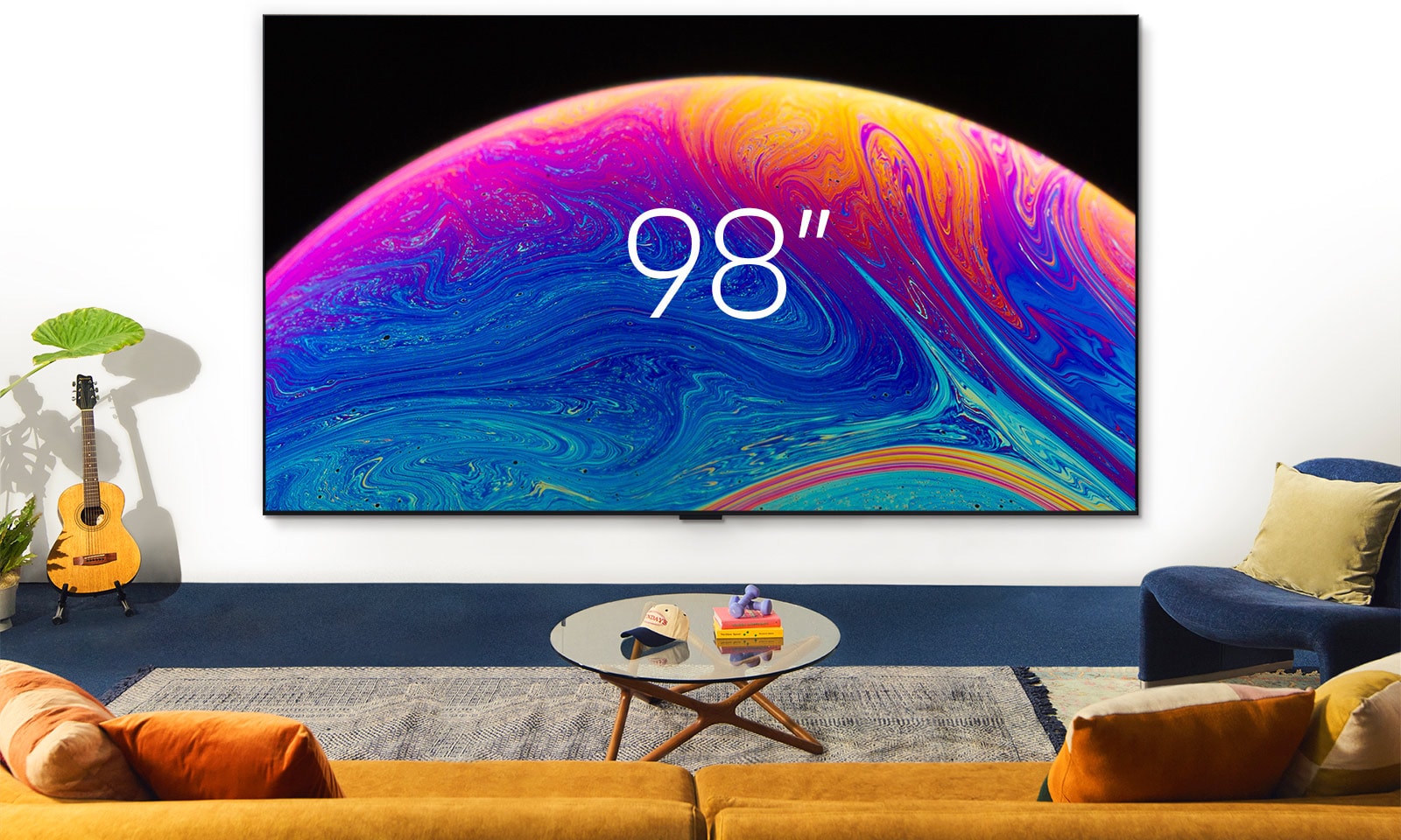 Seinälle asennettu 65 tuuman LG TV suurenee asteittain 75, 86 ja 98 tuuman kokoiseksi.