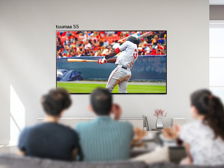 Vieritettävä kuva kolmesta katsojasta katsomassa baseballia suuresta seinälle asennetusta televisiosta. Kun vierität vasemmalta oikealle, näyttökoko kasvaa.