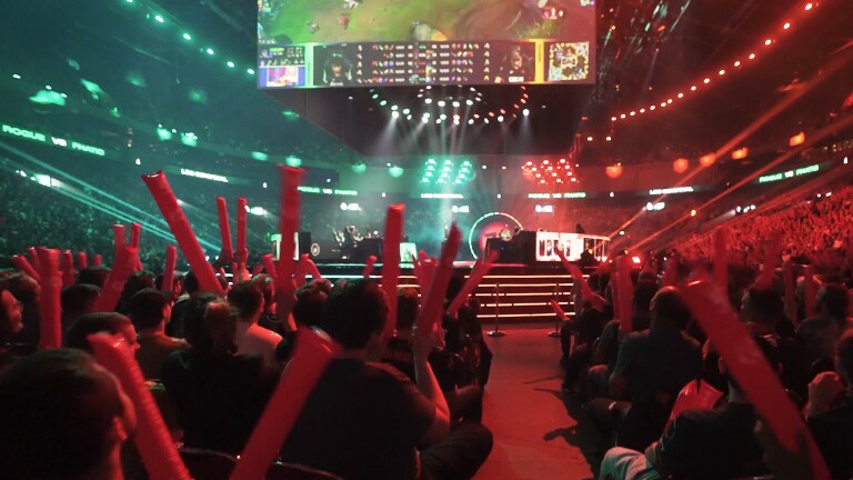 Osoita innostuksesi kilpapelaamista kohtaan UltraGear™-näytön avulla.