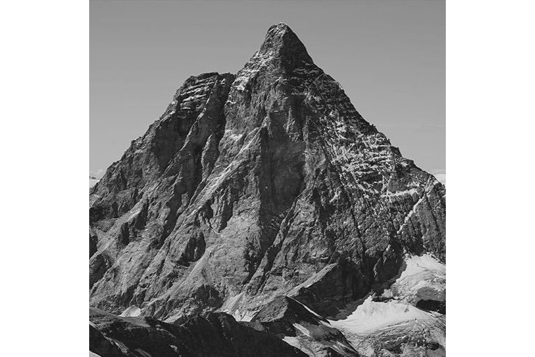 Mustavalkoinen kuva vuoresta 1000:1-kuvasuhteella osoittaa mustan värin ilmaisua verrattuna 2000:1-kuvasuhteeseen.