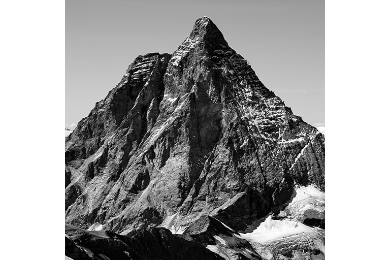 Mustavalkoinen kuva vuoresta 2000:1-kuvasuhteella osoittaa mustan värin ilmaisua verrattuna 1000:1-kuvasuhteeseen.	