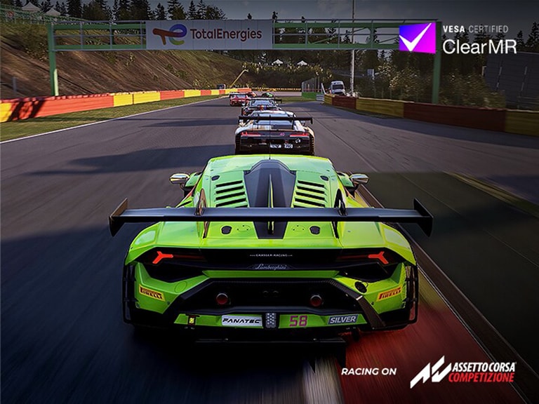 Kilpailupelikohtauksessa näkyy kirkkaanvihreä urheiluauto johtoasemassa radalla sekä sen takana useita autoja ominaisuuden AMD FreeSync Premium alla.