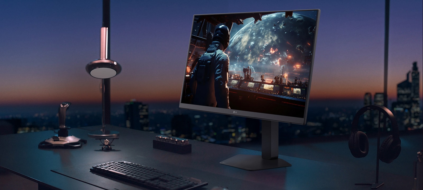 Etu- ja takanäkymä UltraGear™ 27g440a -pelinäytöstä, jonka näytöllä näkyy futuristinen kilpailu.