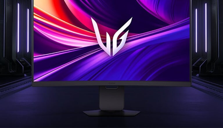 Vue avant du moniteur pour jeu LG UltraGear™ 37G800A sur sa base hexagonale, installé dans un couloir futuriste éclairé par des néons ; l’écran montre des tourbillons violets et rouges éclatants avec le logo UltraGear au centre.