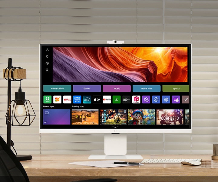 Kuvassa on LG Smart Monitor työpöydällä, ja näkyvillä on työtä ja viihdettä.