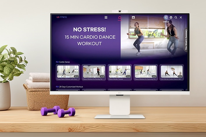 LG Smart Monitorin näytöllä näkyy useita LG Fitness -videoita.