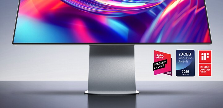 LG UltraFine™ evo 32U990A -tuotekuva sen logolla ja palkintojen logoilla alla