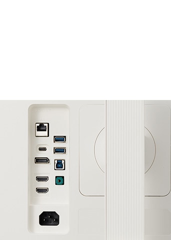 USB Type-C, RJ45 ja eri portteja.