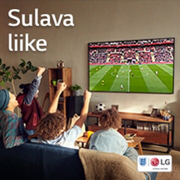 Neljä ihmistä istuu olohuoneen sohvalla ja katselee jalkapallo-ottelua.