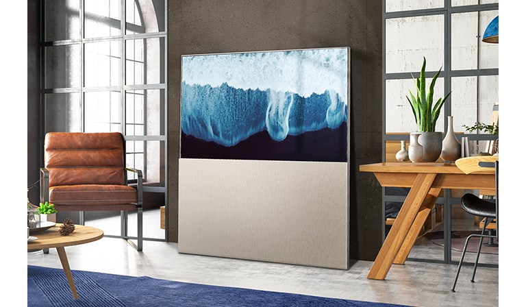 Elegantti koti, jossa on LG OLED Objet Collection Easel seinää vasten asetettuna. Tästä kulmasta katsottuna se näyttää ennemminkin taiteelta kuin TV:ltä.