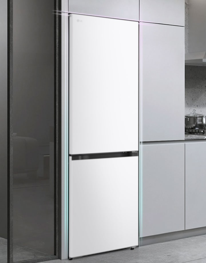 LG Matte Black jääkaappipakastin (GBBS726CPY) integroituna harmaisiin keittiönkaappeihin; vasemmalla viinikaappi ja oikealla välineitä