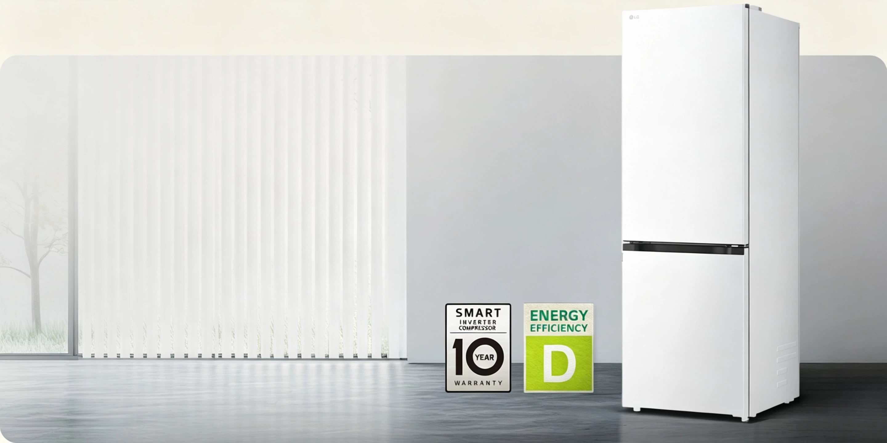 LG-jääkaappipakastin (GBBS726CPY) matte black edestä kirkkaassa huoneessa, jossa pystykaihtimet; 10 v. kompressorin takuu- & energiatehokkuus C -kuvake alla