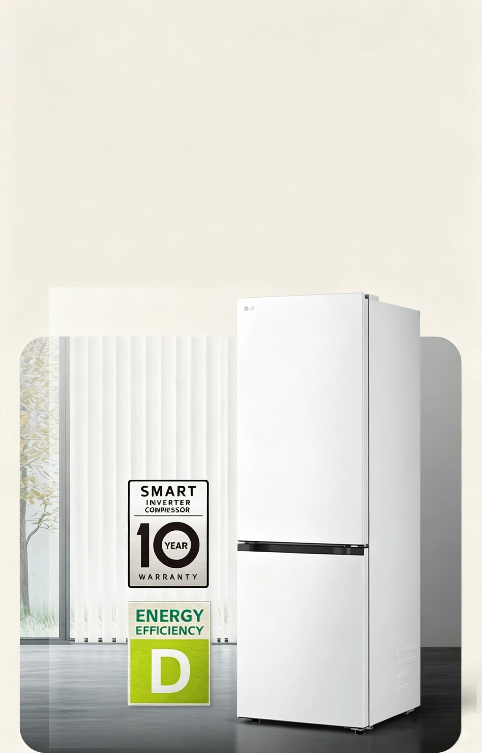 LG-jääkaappipakastin (GBBS726CPY) matte black edestä kirkkaassa huoneessa, jossa pystykaihtimet; 10 v. kompressorin takuu- & energiatehokkuus C -kuvake alla