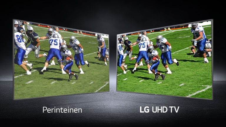 Kuva pelaajasta jalkapallokentällä eri näkymissä. Yksi näkyy perinteisellä näytöllä ja toinen UHD TV -näytöllä.